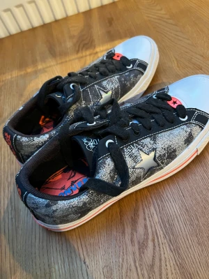 Converse x Sad boys skor - Helt nya skor i storlek 44 från Converse x Sad Boys collaben, tyvärr ingen box kvar