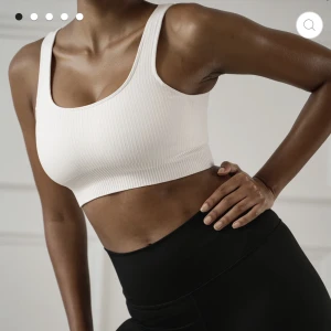 Sport bh - Säljer denna fin sport bh eftersom jag köpte den i en för liten stolek. Den är ALDRIG använd och är då i JÄTTE bra skick. Priset kan diskuteras och köparen står för frakt.💗