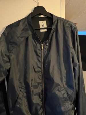 Mouli Jacka - Supersnygg jacka från Mouli, perfekt inför våren!