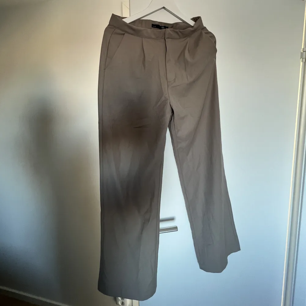 Kostymbyxor från lager 157 Storlek: S Färg: Beige  Kan hämtas hos mig i Linköping eller skickas (köparen står för kostnad av frakt) Ord pris: 150kr Mitt pris: 50kr . Jeans & Byxor.