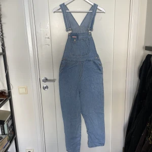 Hängelsbyxor - Säljer mina älskade hängselbyxor då de tyvärr inte kommer till användning längre. Köppte secondhand men fortfarande i väldigt fint skick. 