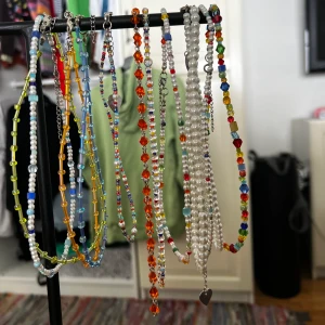 halsband  - Säljer en massa halsband som jag själv har gjort!  10kr/st och frakten blir samma kostnad som ett frimärke! Dom flesta har en förlängningskedja som gör att halsbandet kan bli längre/kortare. Annars är dom ungefär som en choker i längd💖