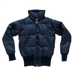 BIKBOK Vintage vinterjacka  - En vintage svart vinterjacka från BIKBOK. Avtargbara armar så du kan bära den som en väst också!  Den är i ett tjockare material och mycket bra fodrad.  Varm och praktisk till vintern/hösten!