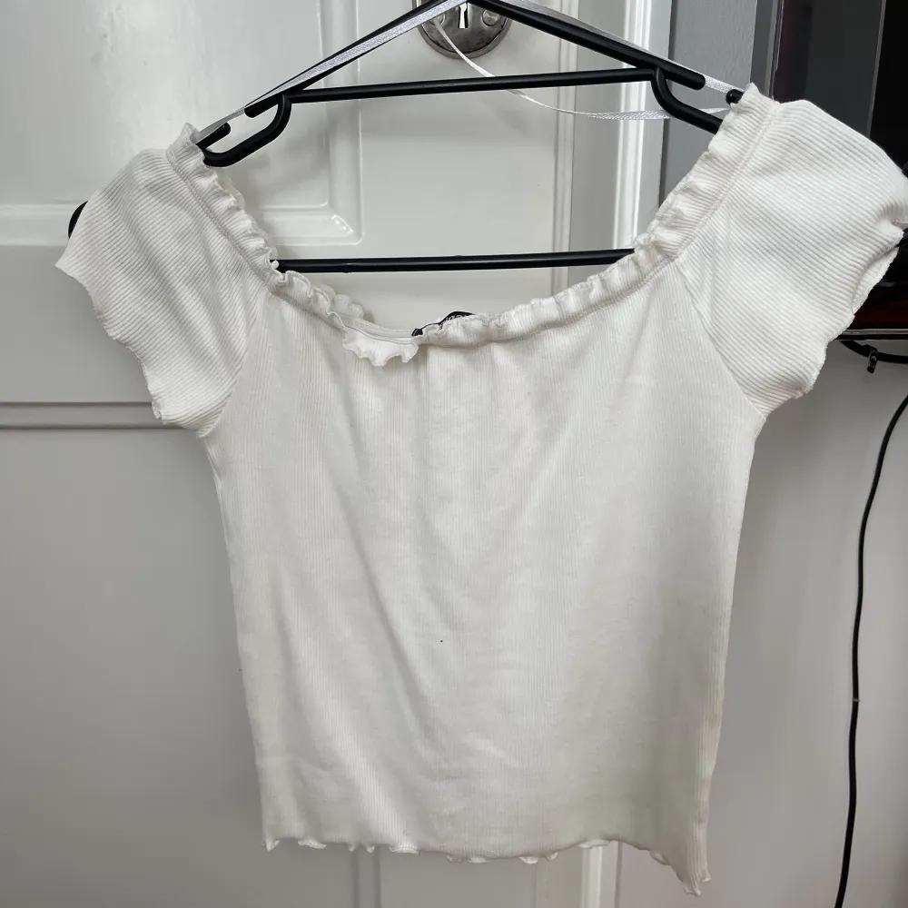 Säljer nu en vit off shoulder tröja som är kortare i magen. Aldrig använd.. T-shirts.