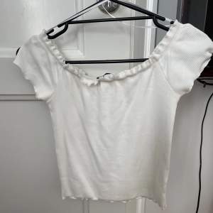 Säljer nu en vit off shoulder tröja som är kortare i magen. Aldrig använd.