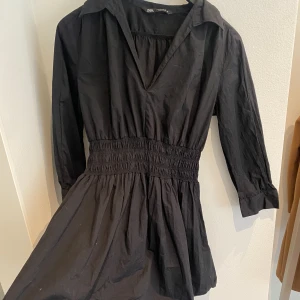 Zaraklänning! - Säljer min superfina zaraklänning som tyvärr är för kort på mig, 177cm. Inga defekter alls, använd 1 gång. Fin till både fest och vardag!! Liten i stl, skulle söga s/xs inte m. Nypris ca 399kr🫶🏻💕