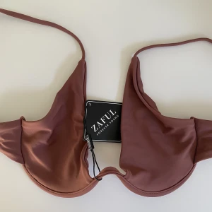 Bikinitop från Zaful - Jättefin brun bikini top från zaful, säljer då den inte passade mig. Den är i nyskick, aldrig använd och etiketten är fortfarande kvar. Nypris cirka 150kr men säljs för 100, priset kan dock diskuteras och köparen står för frakten.