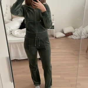 Juicy Couture set - Juicy couture dress i färgen dark Moss storlek M på båda delarna. Knappt använd så den är i nyskick! Nypris 2400kr