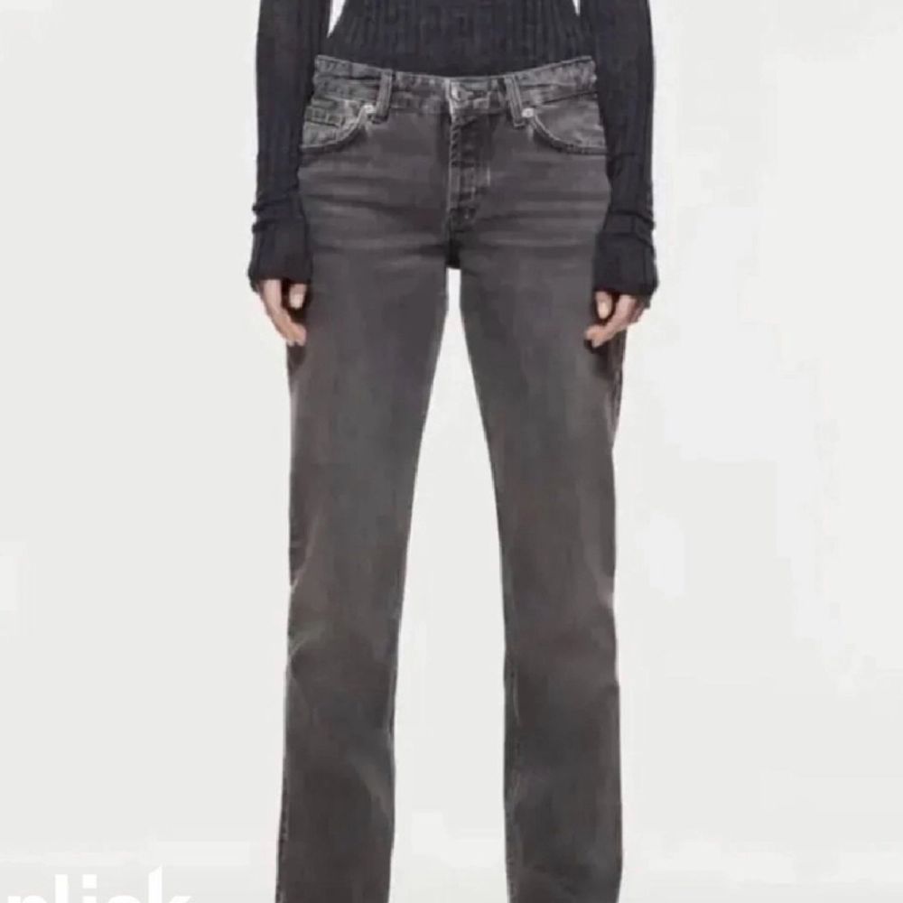 Hej! Säljer dessa populära gråa lågmidjade jeans från Zara. Priset går att diskutera❤️. Jeans & Byxor.