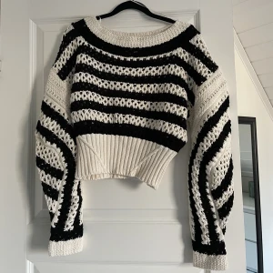 Zara tröja - Säljer min snygga stickade zara topp , perfekt stickad till våren.säljer pga inte min stil, aldrig använd endast testad