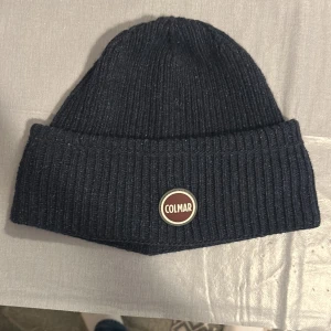 Colmar mössa  - Mössan har använts nån gång bara, är i bra skick och syns knappt att den använts. Nypris 1000kr 