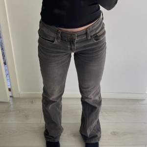 Säljer dessa low waist jeansen från H&M pga att de är för stora i midjan, använda 3-4 gånger så de är som nya, finns inte längre att köpa💫