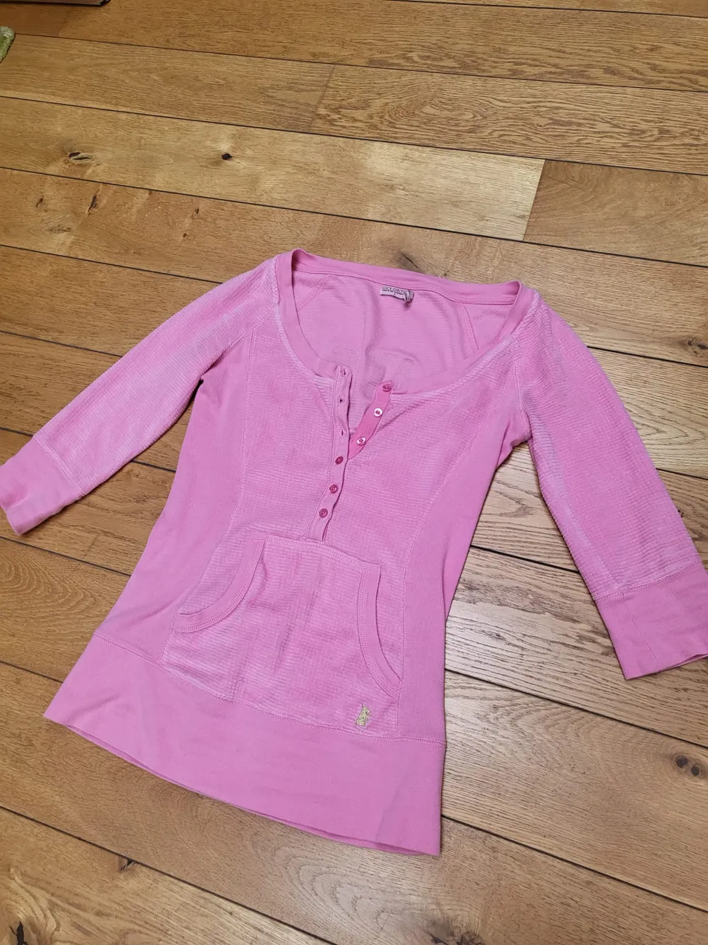 En rosa tröja med text på ryggen. Säljer då den inte kommer till användning😊❤️.. Tröjor & Koftor.