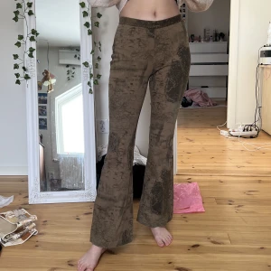 Bootcut byxor - Säljer dessa fina militärgröna utsvängda byxor. Byxorna är i jätte fin sick.❤️