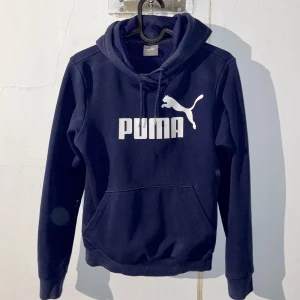 Puma hoodie  - Säljer min comfy puma hoodie då den inte används längre. Som ni ser finns det två små fläckar på den som inte gick bort i tvätten sist den tvättades. Dom går säkert bort om man använder rätt redskap. (Därför säljs den extra billigt)