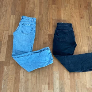 Zara jeans - Säljer dessa trendiga mid waist straight zara jeans i blått och svart då de är lite för korta på mig som är 178cm❤️ De är i storlek 36 och passar mig som är s/m. Hör av er vid frågor