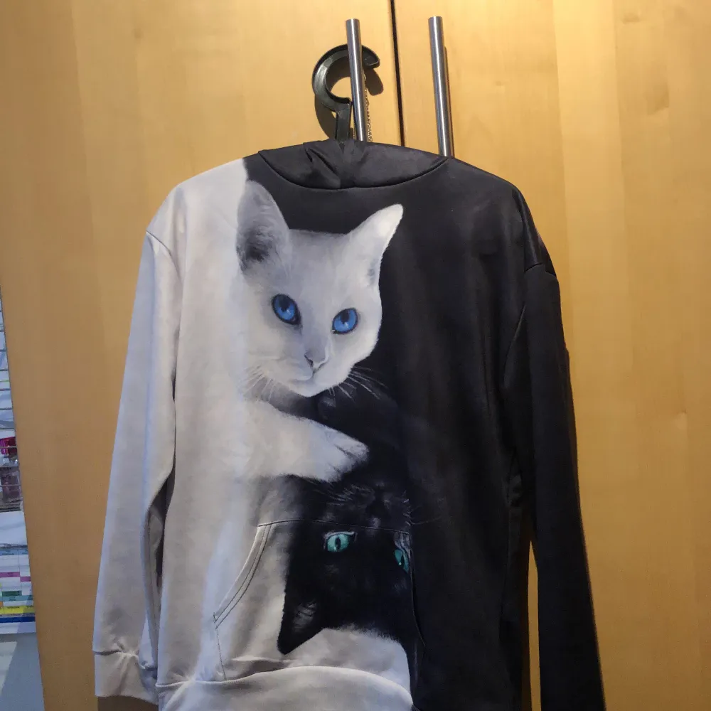 Jag säljer denna katt  tröjan som aldrig har använt/ny  Är du intresserad? Hör av dig  Skickas som brev o betalas som swish . Hoodies.