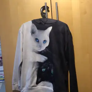 Jag säljer denna katt  tröjan som aldrig har använt/ny  Är du intresserad? Hör av dig  Skickas som brev o betalas som swish 