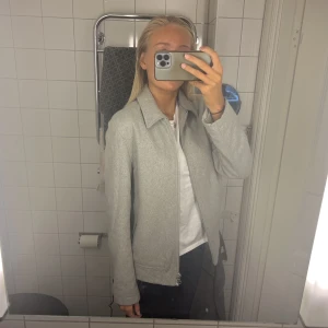 Samsoe vårjacka - Grå jättefin vårjacka från samsoe samsoe, lite fodrad. Två fickor och dragkedja. Sparsamt använd och säljer då jag har en likadan fast i svart! Nypris är 3200kr. Material är ull och viskos. En medium men passar mig som är en Small vanligtvis. Frakt ingår🫶🏽