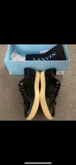 Lanvin Cap Toe  - Inte gula det är bara ljuset!!!  Lanvin toe cap skor Storlek: 6 Passar: 7 Skick: Bra använt skick (som avbildat) Kommer med originalbox, påsar och kvitto DM för eventuella frågor!
