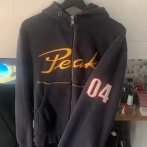 Peak zipper - Snygg zipper, skriv för fler bilder😊 Storleken är lite mindre så skulle säga att den är typ M