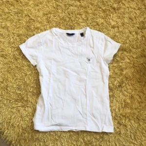 gant T-shirt  - Vit dam t-shirt storlek. 158/164 (14yrs) från Gant.