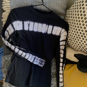 Topp - Svart topp med detalj ifrån weekday ⭐️ I stlk Xs,  bra skick passar även S.