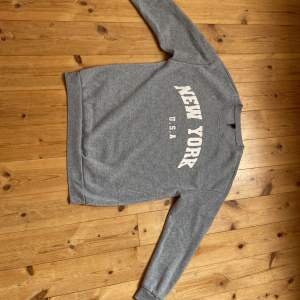 En mysig sweatshirt från SHEIN. Nypris 180kr säljs för 70kr💕 Köparen står för frakten💕