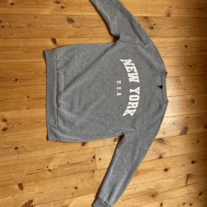 Tröja - En mysig sweatshirt från SHEIN. Nypris 180kr säljs för 70kr💕 Köparen står för frakten💕