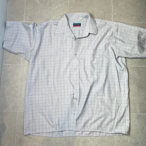 Skjorta - köpt på plick men aldrig kommit till användning, 7/10 skick då den är vintage 