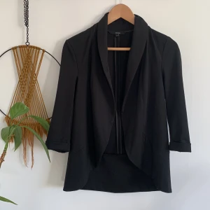 Svart kavaj - Svart kavaj från Vero Moda fint skick och sparsamt andvänd  (Original pris 399,95kr)