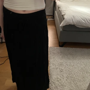 Svart Långkjol strl XS - Svart långkjol från Ginatricot i strl XS, den har en resår kant i midjan. Skriv gärna till mig vid frågor eller fler bilder🌸 Köparen står för frakten