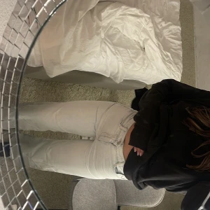 Zara jeans - I princip oanvända, ljusblåa jeans från zara. Frakt ingår i priset!🩷