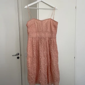 Klänning från boohoo - Oanvänd klänning från Boohoo, i färgen Blush Storlek 40