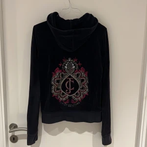 Juicy Couture - Navy Juicy Couture huvtröja med dragkedja i mycket bra skick. Storlek M men passar även S