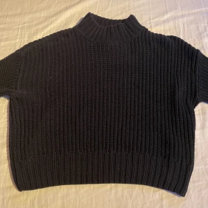 Stickadtröja - Stickad baströja från H&M, använd men inga tydliga tecken på användning, lite kortare i modellen.