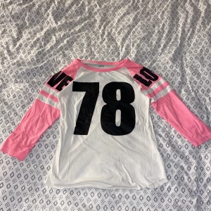 Tröja st 158/164 - Gammal och väldigt använd tröja men som fortfarande är i bra skick. Skulle möjligtvis kunna passa någon med st XS