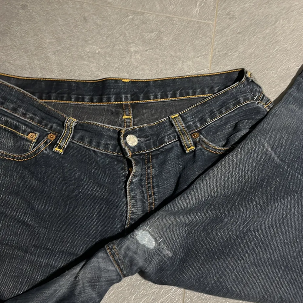 Mörkblå levis jeans som jag köpte på plick för några år sedan Insydda lite i midjan men det går lätt att sprätta upp De har ett hål mellan benen som jag har strykt på en lapp på insidan det syns inte när man har på sig dom Skriv för mer frågor. Jeans & Byxor.