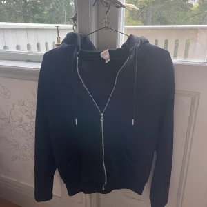 Zip-up hoodie - Jättenajs Zip-up hoodie med luva från H&M. Den är jätteskön och och snygg att ha till många outfits. Jag säljer den för den börjar bli lite liten. Passar mest en XS/S, det beror på hur man vill att den ska sitta. 