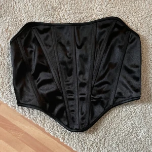 Korsett - Jättefin liten svart korsett som inte kommer till användning🖤 skriv för fler bilder!