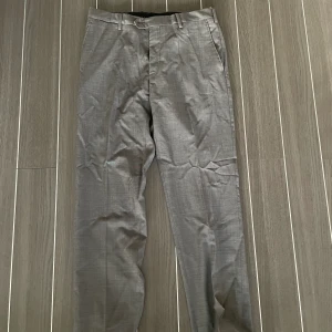 Lågmidjade kostymbyxor - Lågmidjade kostymbyxor som är gråa. As snygga men också för små för mig. Köpta på humana men vet inte riktiga märket 