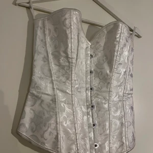 Korsett - Vit korsett i bra kvalité i storlek S, men justerbar i ryggen. Aldrig använd, endast testad