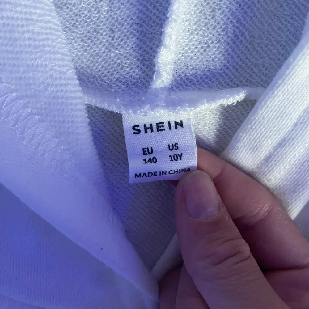 En tröja från shein i storlek 140 med ett tryck där det står:california. Tröjor & Koftor.