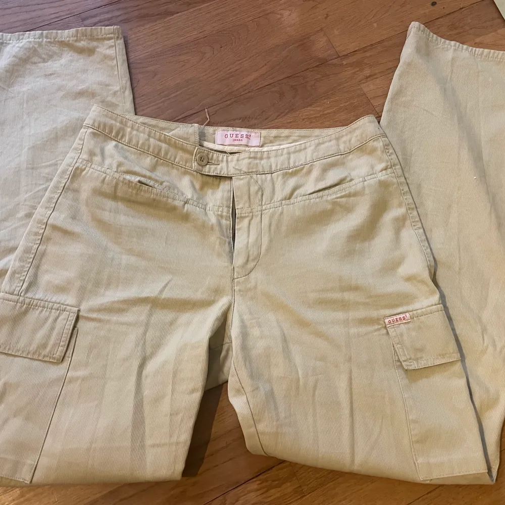 Snygga raka o lite loose byxor från guess, dösnygga. Strl M men passar snyggt på S också, jag är 176 och de är bra långa för mig men säljer pga hade velat ha dem lite längre . Farkut & Housut.