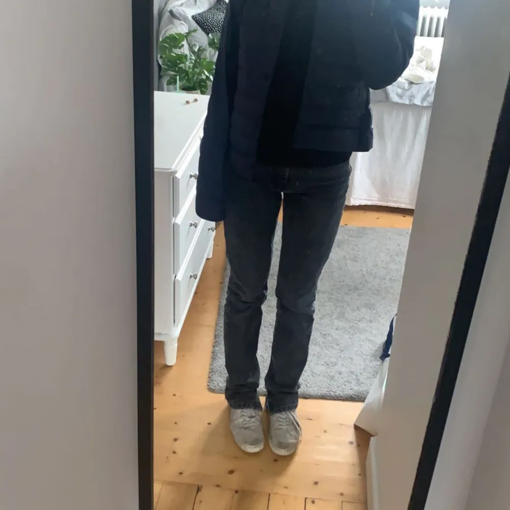 Säljer dessa super snygga jeans med slits från Zara! Lite slitna bak på vänstra hälen men annars är de i super bra skick! Storlek 34 skulle säga att de även passar 36 och de är väldigt långa i benen! pris går att diskutera💓. Jeans & Byxor.