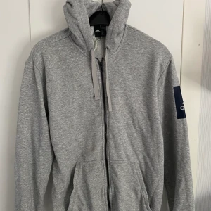 Adidas Zip Hoodie - Storlek M I använt skick, en fläck som knappt syns på framsidan För mer frågor så kontakta!