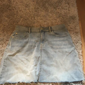 Lindex - En jeans kjol, är typ ner till knäna
