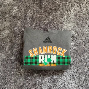 Adidas Shamrock Hoodie - Fin och ovanlig adidas hoodie. Storlek M  I använt skick För mer frågor så kontakta!