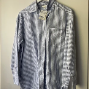Oversized linneskjorta - Helt oanvänd oversized linneskjorta från H&m med lapparna kvar! 🫶🏼 Det står storlek xs men har för mig att det var onesize när jag köpte den? Men väldigt oversized så skulle säga att det är en oversized M eller L!!💘nypris 299kr