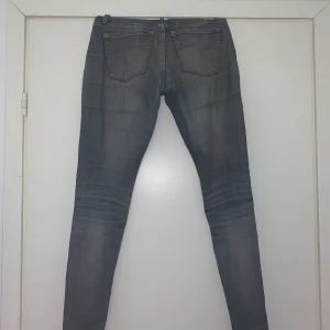 Tiger Of Sweden Vintage Jeans - Jeansen är lågmidjade och är skinny fit. Dem är väldigt långa så skulle säga att det passar någon mellan 170-180cm. Tror inte att det går att köpa längre. Tiger Of Sweden jeans brukar kosta ungefär 1000-1500kr.